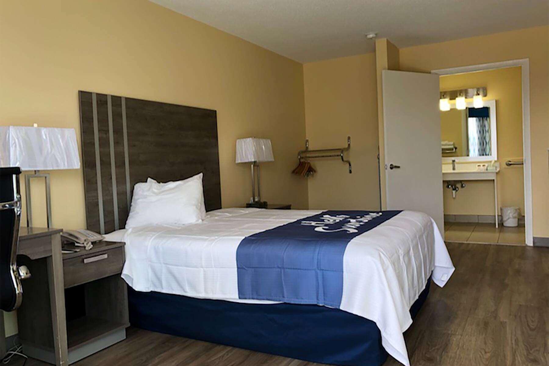 Days Inn By Wyndham Cape Carteret Near Emerald Isle ภายนอก รูปภาพ